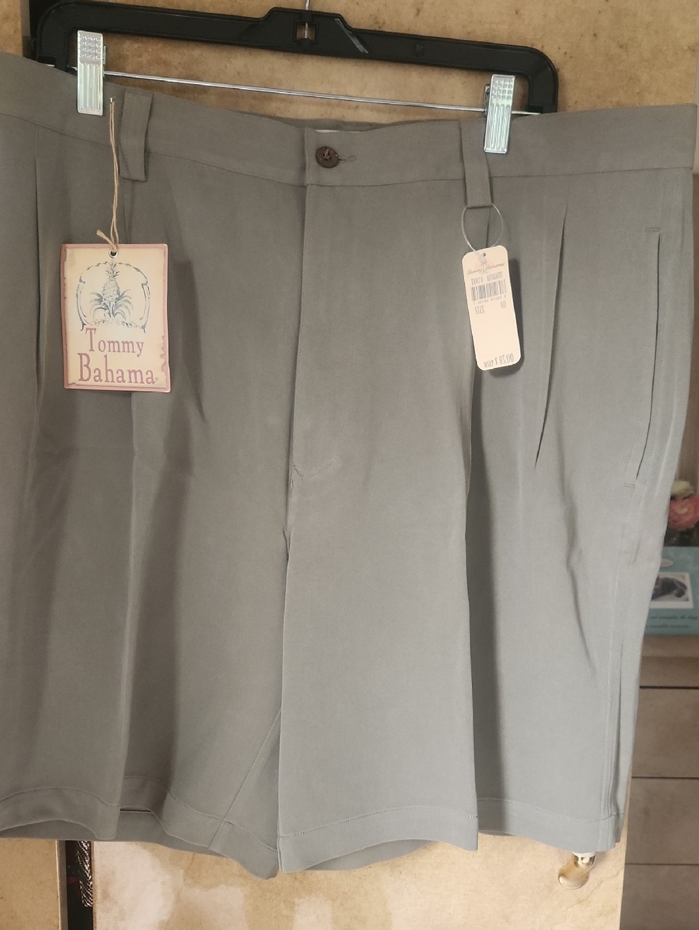 NWT Tommy Bahama Mens-  Shorts in Asparagus /Light Gray Casual Shorts - Size 40